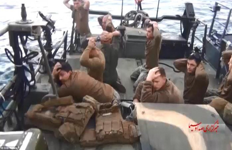 伊朗公布美军跪地投降画面(图)
