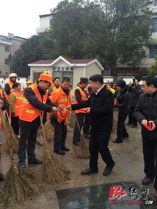 邓杰平看望慰问了生活困难的一线环卫工人