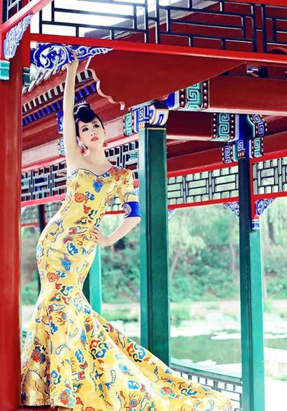 芙蓉姐姐也穿龙袍!公园大凹造型秀s曲线