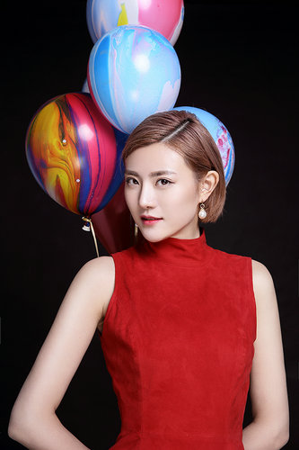 牟星红裙写真曝光娇俏动人庆新春