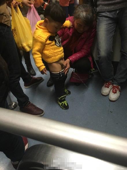 网曝上海地铁上大妈当众让孩子就地撒尿