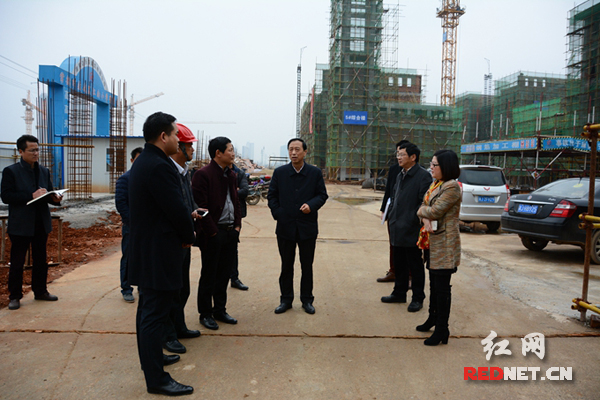 常德鼎城区长杨易视察城区学校建设项目
