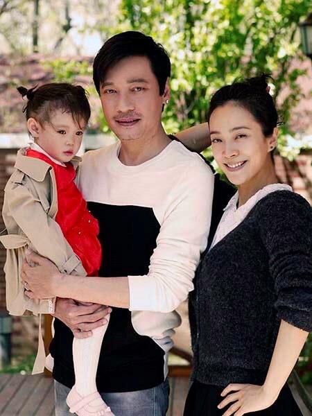 正文  近日,在热播剧《还是夫妻》中有出色表现的辣妈苏岩,在老公