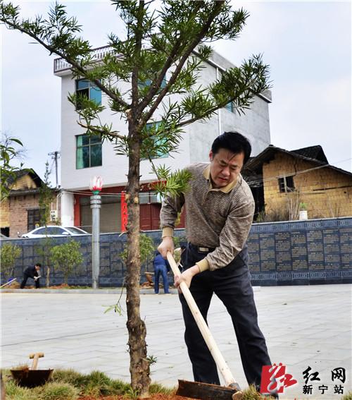 新寧縣委書記秦立軍在植樹新寧縣委副書記,縣長譚精益在植樹植樹現場