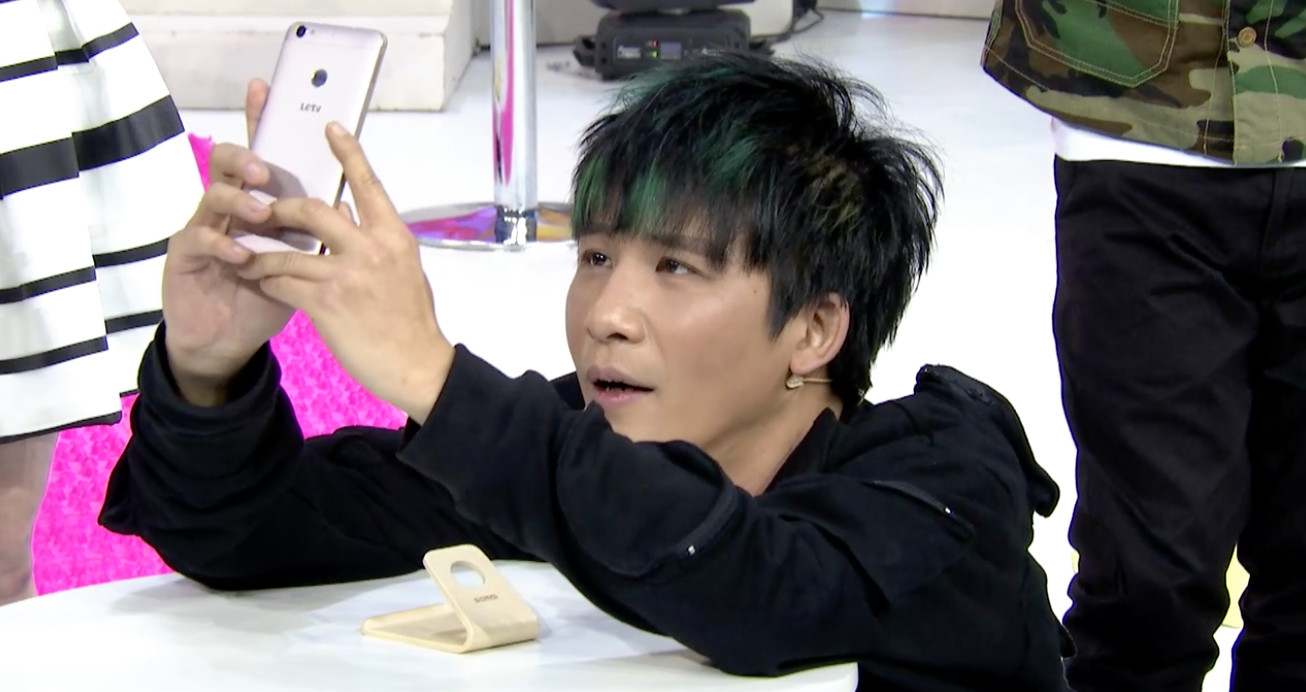 大张伟《颜值大战》走指压板 被笑像老年人行动不便_综艺要闻_娱乐