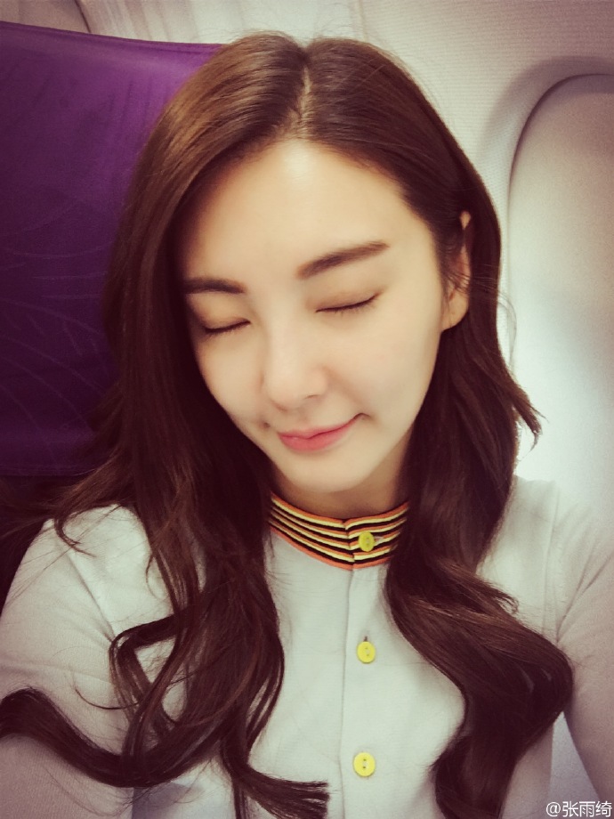 张雨绮闭眼嘟嘴 表情楚楚可怜:哄我开心_明星要闻_娱乐频道