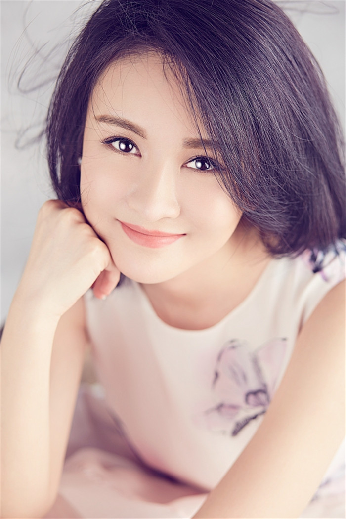 郑亦桐春日写真干净纯美 清新短发素雅白裙似学生