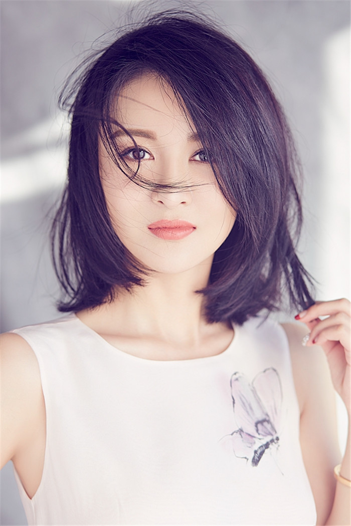 郑亦桐春日写真干净纯美清新短发素雅白裙似学生