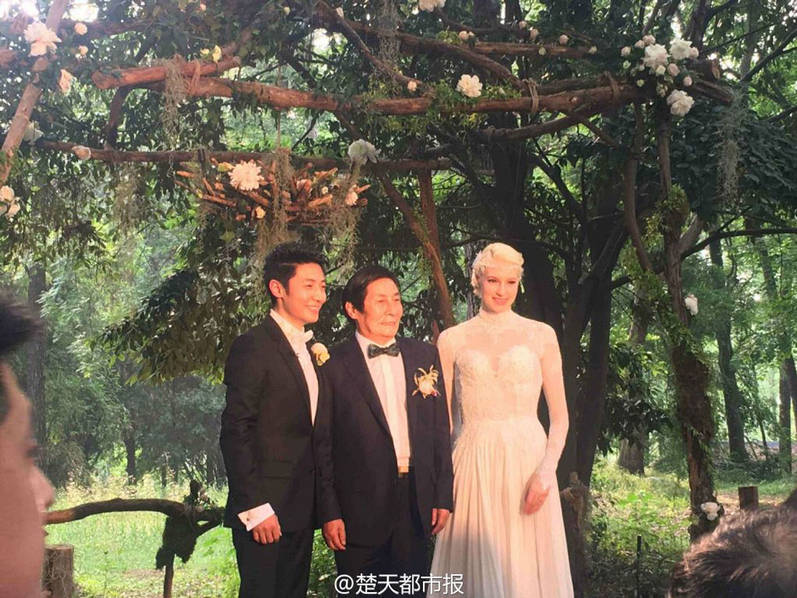 撒贝宁李白大婚 二人甜蜜拥吻(组图)