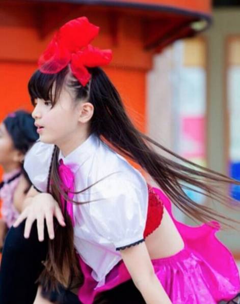 比基尼腹肌长腿日本12岁小学生女团走红