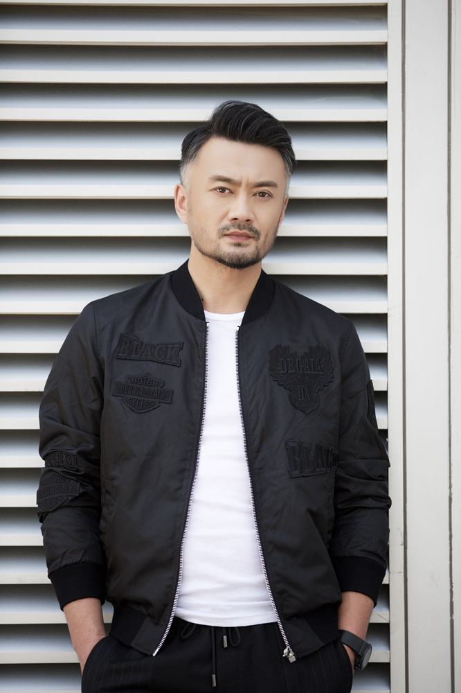 曹卫宇时尚街拍曝光 眼神深邃撩妹诱惑力max