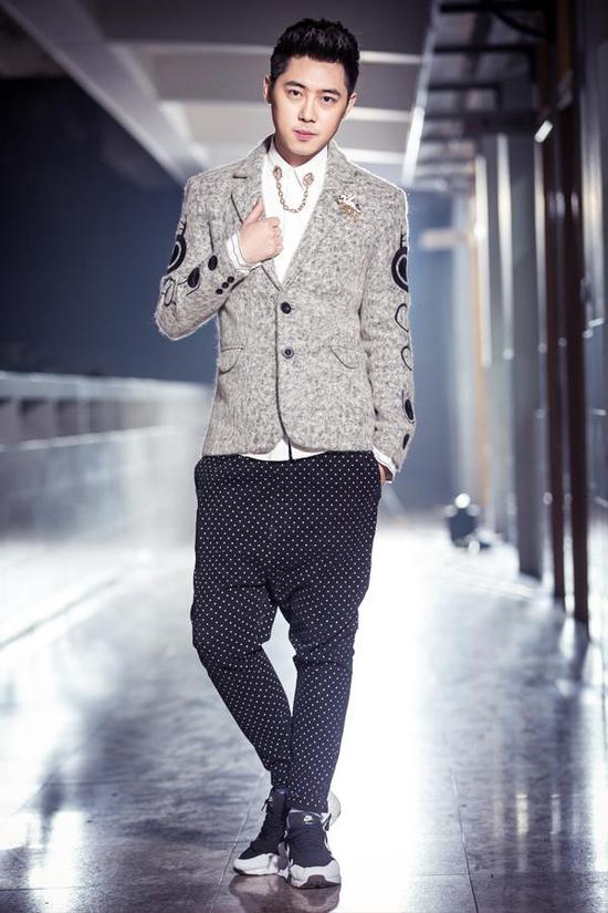 曾拉李易峰狂啃西瓜皮 "爱笑兄妹"肖旭疑单飞