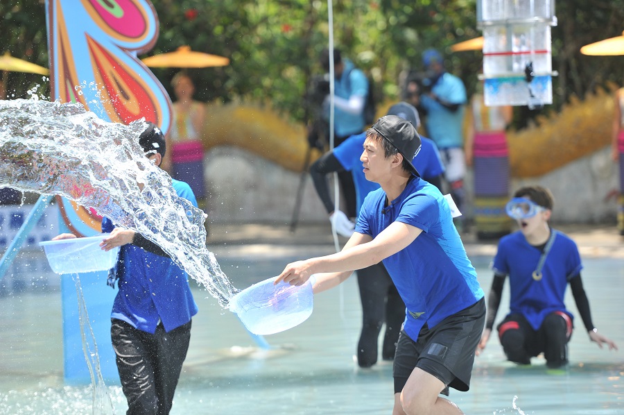 邓超泼水动作敏捷