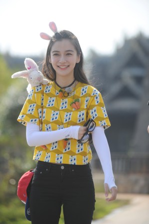 《跑男》angelababy变身铲屎官 搭档郑恺捡马粪