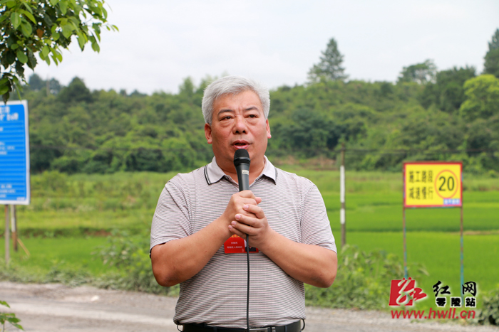 零陵区副区长文锡亮现场为网友答疑解惑