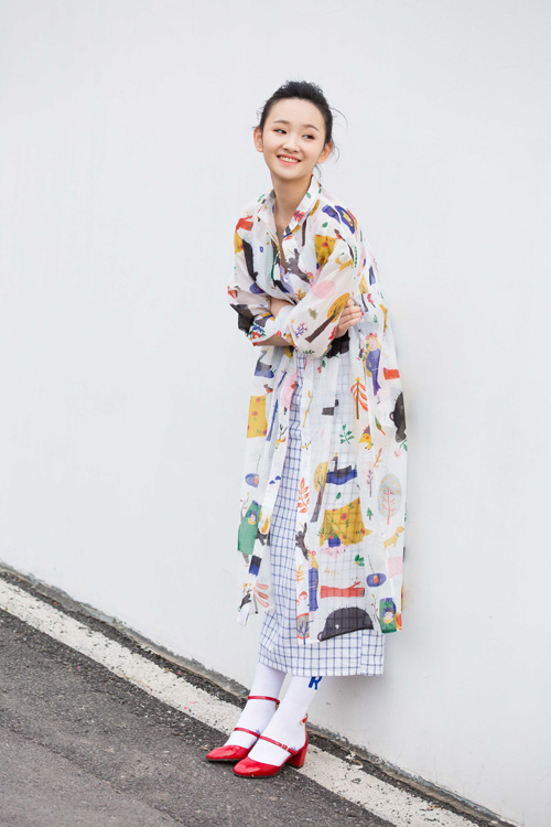 梁宝羚曝最新大片 初夏演绎花漾少女