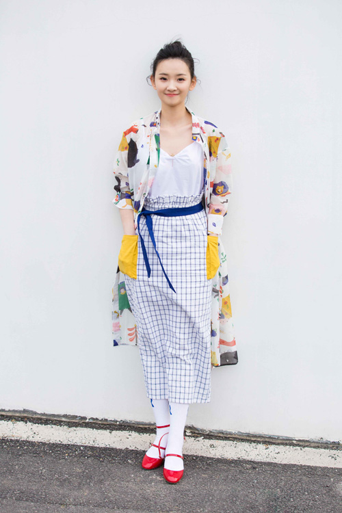 梁宝羚曝最新大片 初夏演绎花漾少女