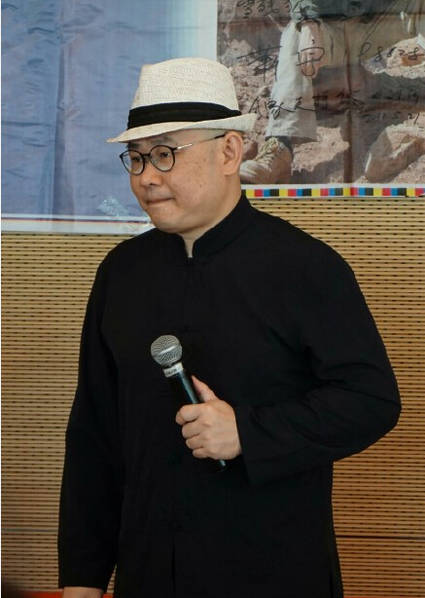 "消失"多年的歌手刀郎现身成都 举行歌迷见面会