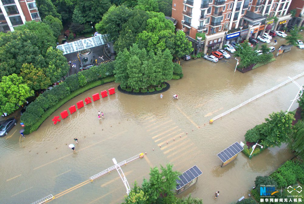 航拍强降雨后的武汉:城区渍涝严重 交通瘫痪