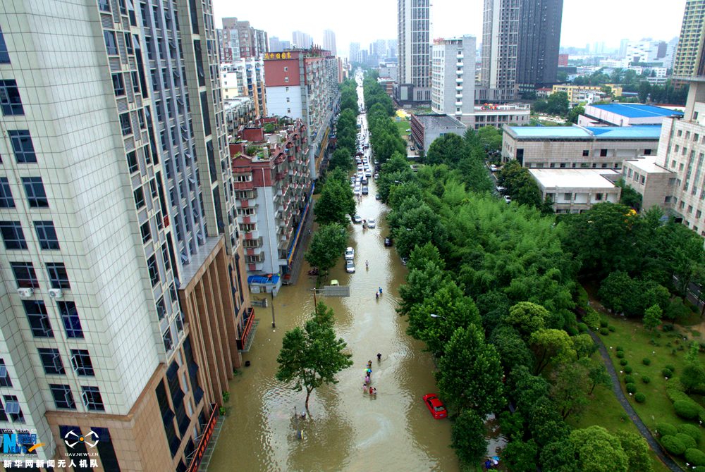 航拍强降雨后的武汉:城区渍涝严重 交通瘫痪