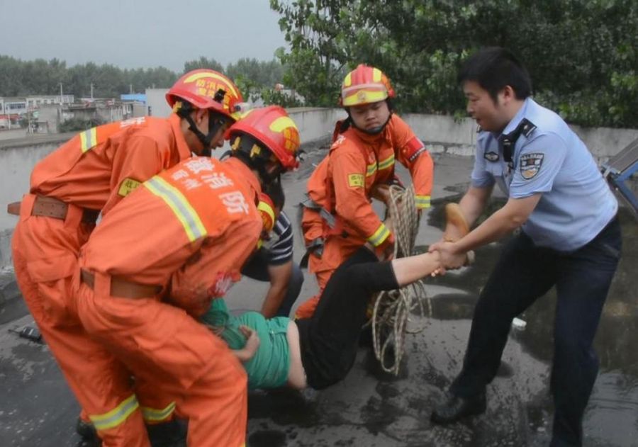 千钧一发之际,消防员百米冲刺救下轻生女