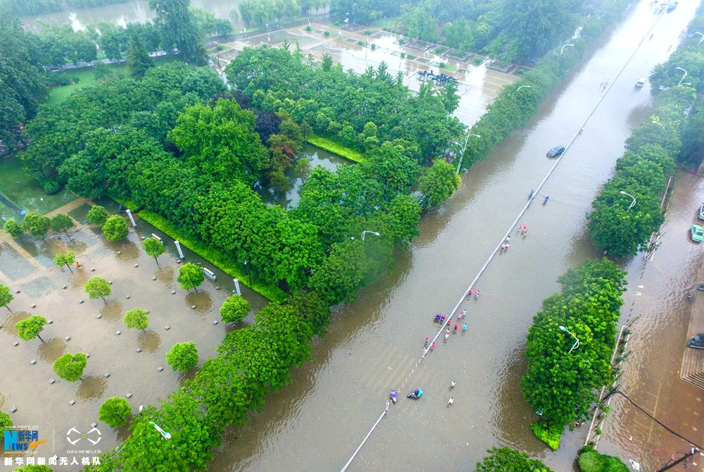 新华网航拍:河南新乡特大暴雨影响京广交通线