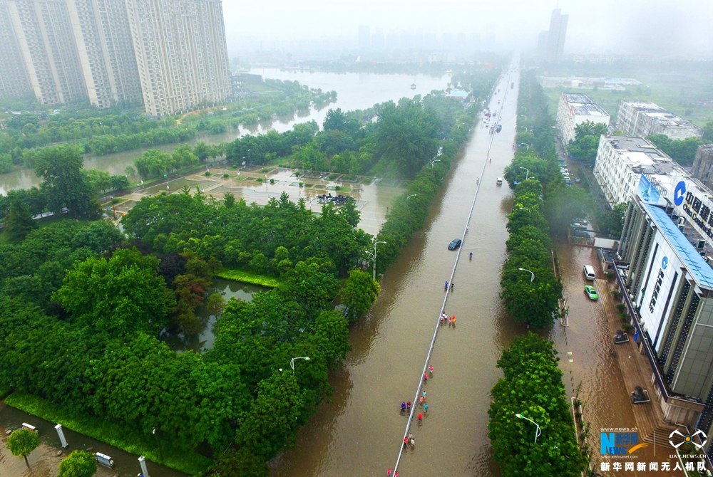 新华网航拍:河南新乡特大暴雨影响京广交通线
