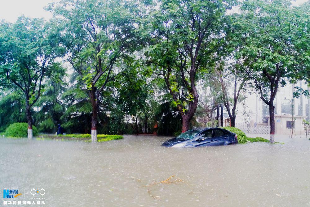 受大雨影响,107国道新乡段南北方向严重拥堵,京广线上多辆列车晚点.