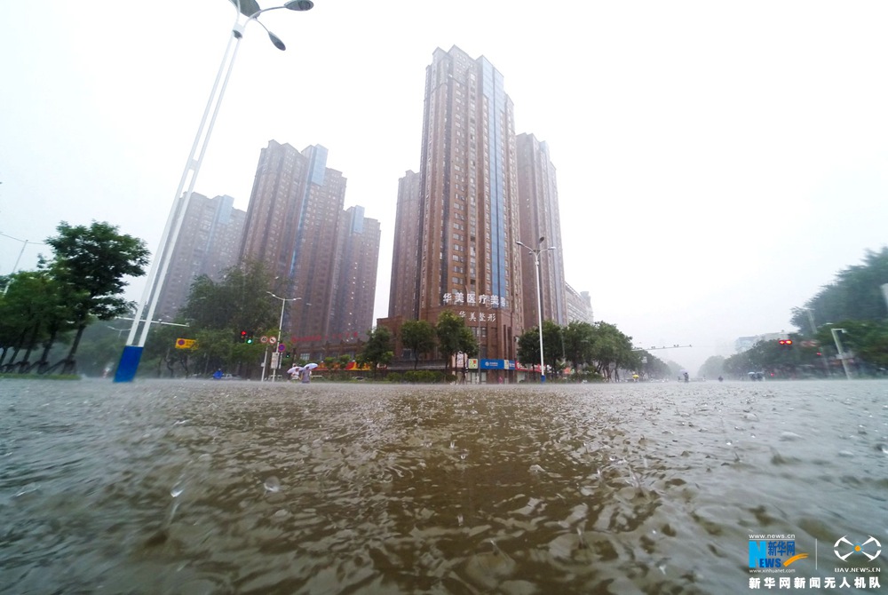 新华网航拍:河南新乡特大暴雨影响京广交通线
