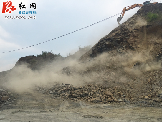 堡子界安置区入口工地漫天灰尘.