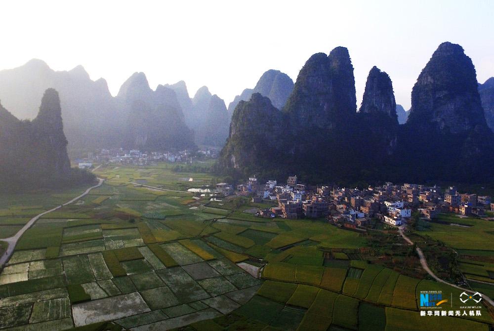 飞阅中国航拍钟山喀斯特地貌感受十里田园山水图