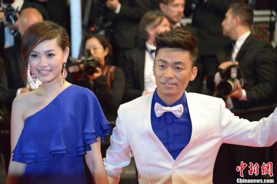 王宝强14日凌晨发出声明,宣布与妻子马蓉离婚,原因是发现老婆和经纪人