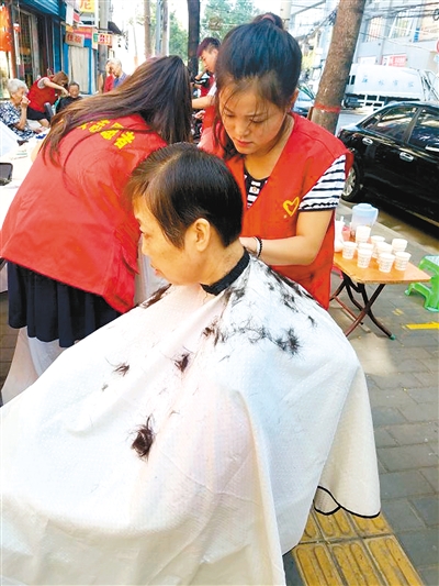 志愿者免费给老人理发 记者王涛 实习生时晨 摄