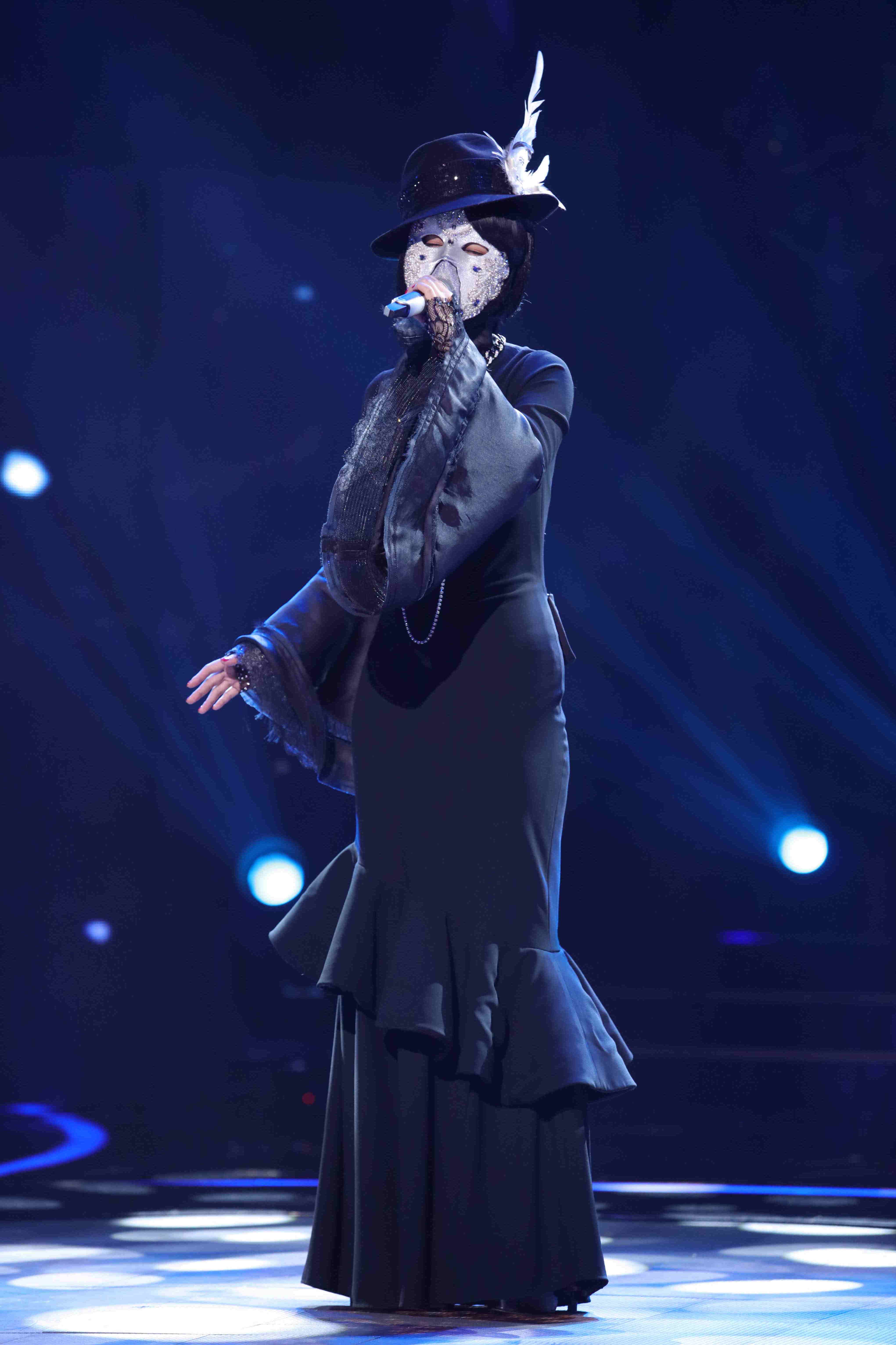 《蒙面唱将》"钻石女士"身份锁定王心凌or阿sa