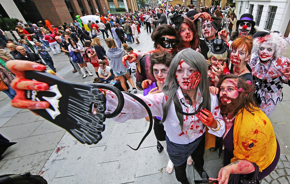 伦敦大群"僵尸"涌上街头 为慈善机构筹款(组图)