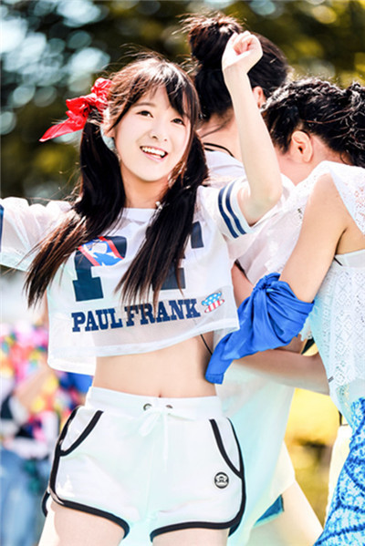 徐娇打破次元壁 "双面娇娃"玩转汉服lolita风