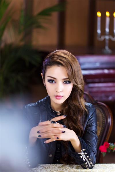 《三抢拍案惊奇》进入演艺圈的青年演员维妮,曝光全新一组影视写真