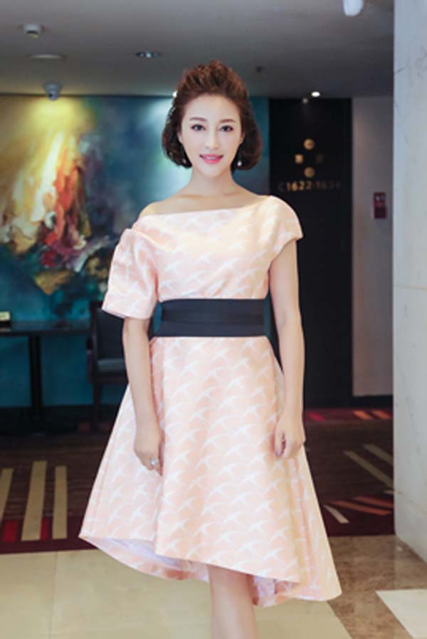 甘婷婷接受记者采访甘婷婷获得"文荣奖"最佳女配角