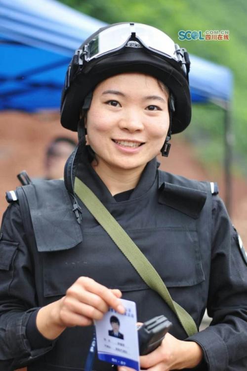 四川女特警上演大比武 高颜值"霸王花"帅气亮相