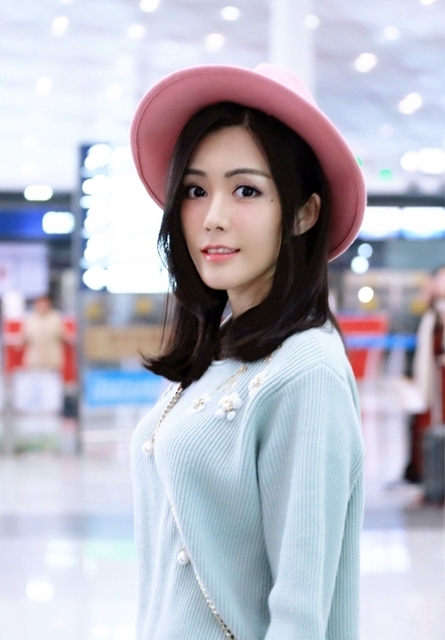 曝汤晶媚强势加盟《醉玲珑》 清新绿衣现身机场