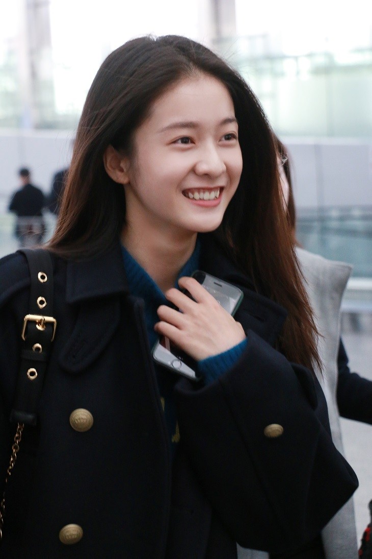 张雪迎纯素颜现身机场 19岁胶原蛋白太赞叹
