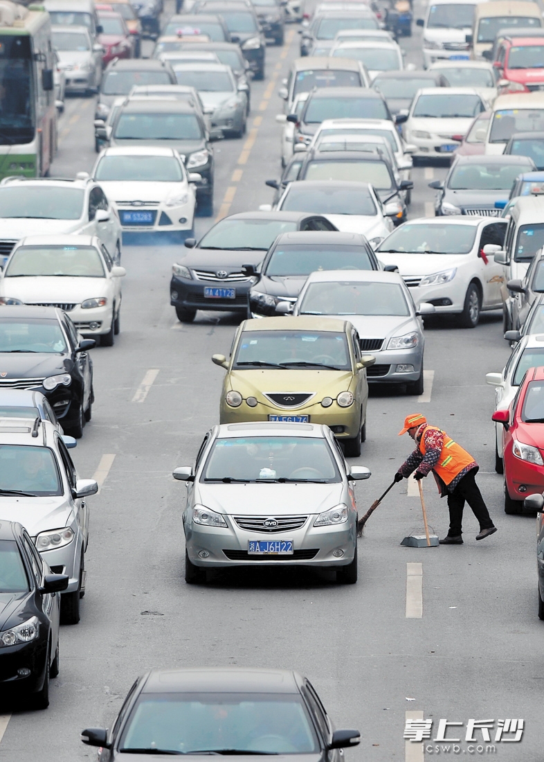 排队等红灯 车辆加塞我心塞