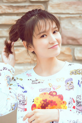 肖茵可爱写真曝光一反常态表情呆萌