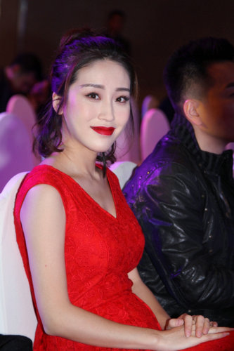 周美毅助阵盛典活动 红色长裙尽显柔美典雅