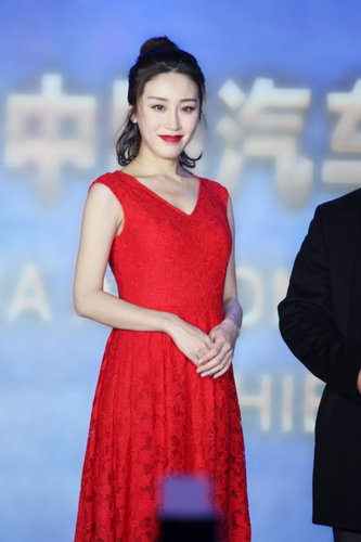 周美毅助阵盛典活动 红色长裙尽显柔美典雅