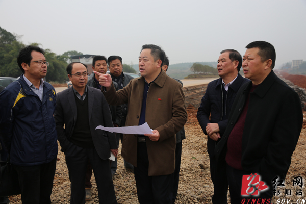 唐志强)12月24日,县委书记周新辉再次深入祁阳大道和府后公园等建设