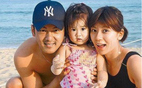 巧合的是,前夫孙志浩也在微博曝光与贾静雯所生女儿梧桐妹给他的生日