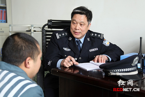 在湖南省湘南监狱,人们经常会看到一位满面慈容,步伐坚定的警察