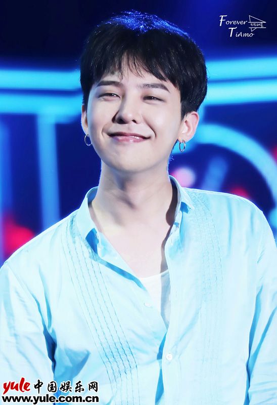 住的牙龈爆出大笑还是微微抿嘴笑配上他弯弯的月牙眼都格外的阳光迷人