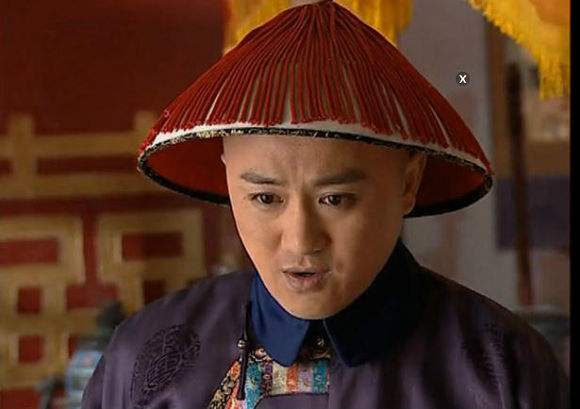 仔细一看,竟是还珠格格中的柳红与太监"小邓子"!